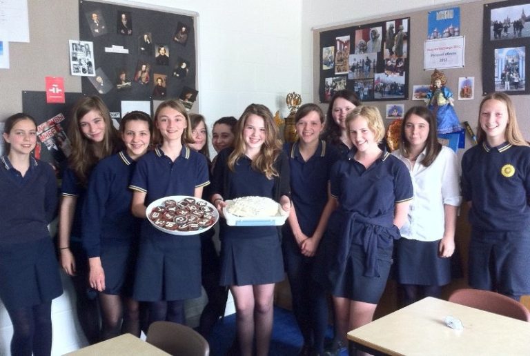 Keliling Dunia Melihat Tipe Seragam Siswi SMA